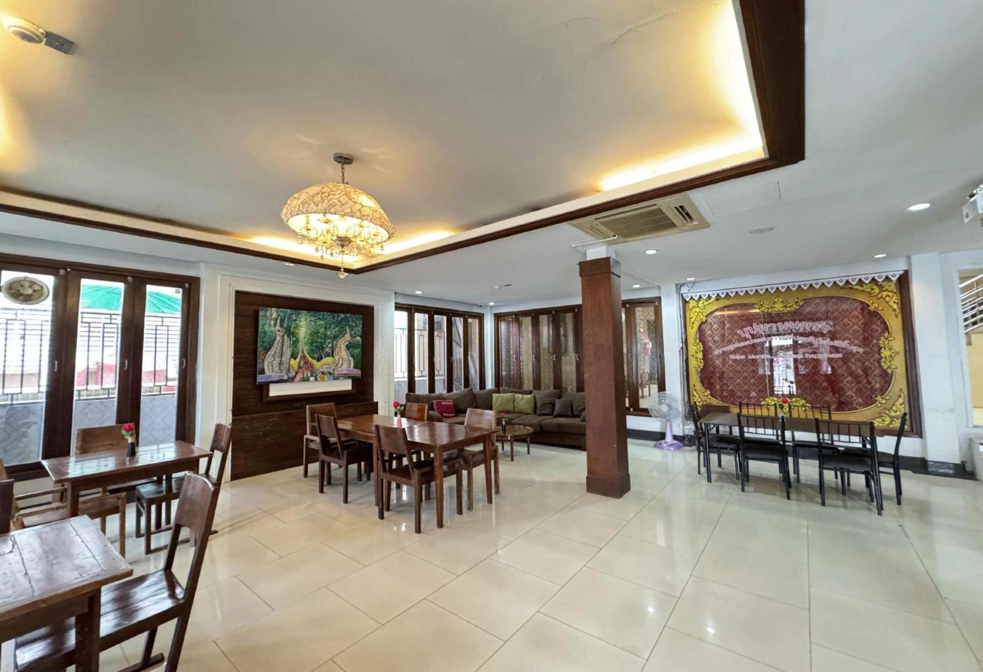 Collection O Bupamontra Chiangmai Hotel Чиангмай Екстериор снимка